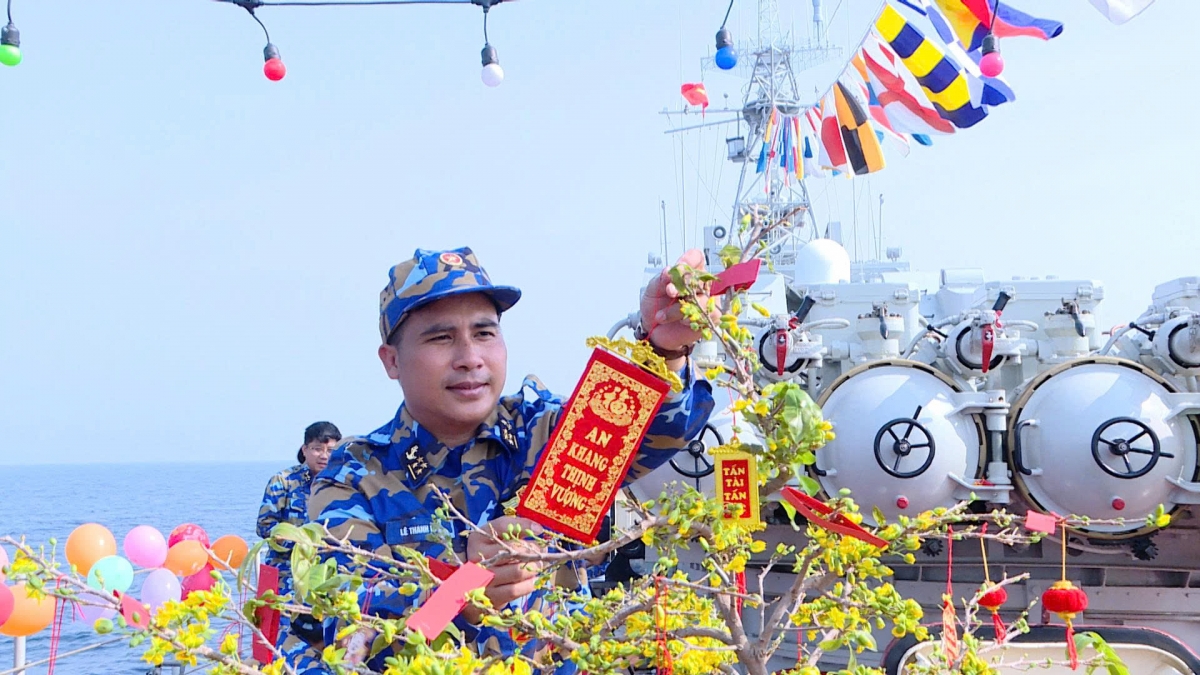 CBCS Tàu 17 nâng niu cành mai vàng được mang từ Việt Nam