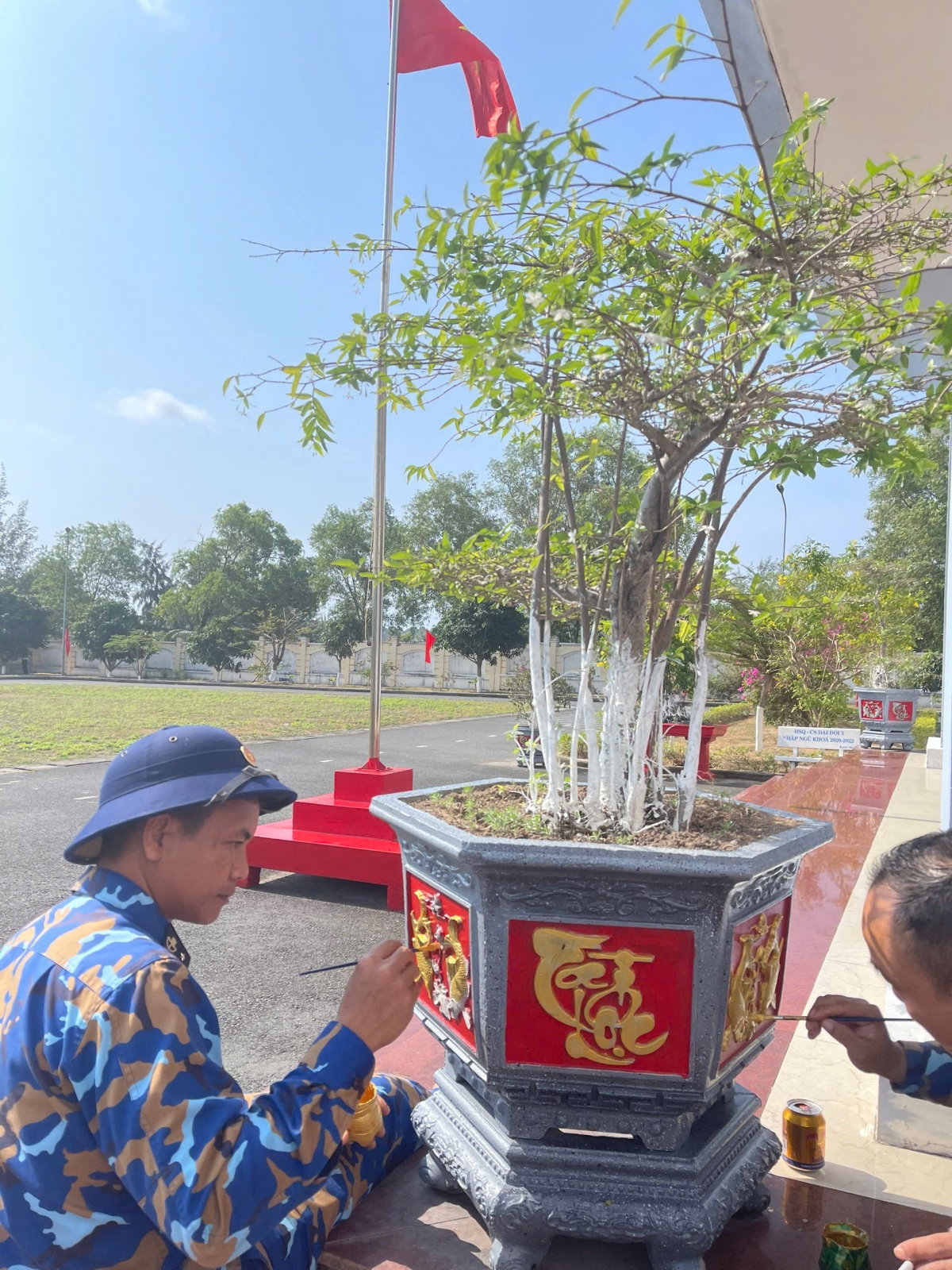 Chỉnh trang cây xanh đón năm mới