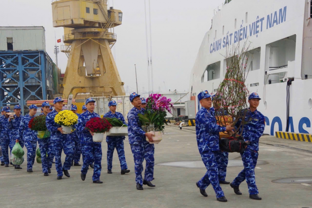 Cán bộ, chiến sỹ vận chuyển hương vị Tết xuống Tàu đi trực Tết trên biển