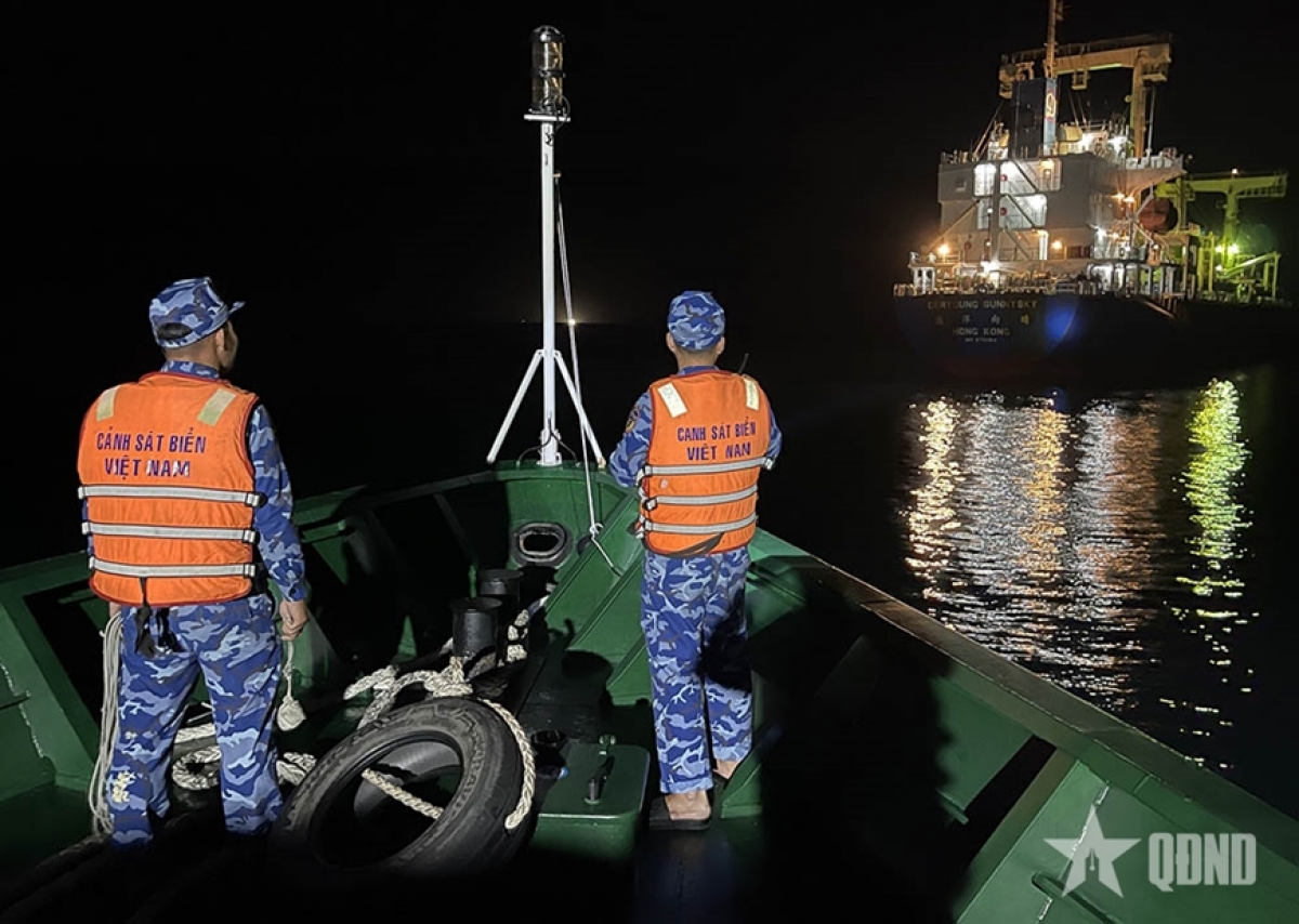 Tàu CSB 2011 tiếp cận tàu Deryoung Sunnysky. Ảnh: CSB3