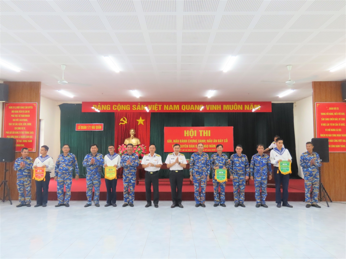 Ban tổ chức trao giải cho các đội thi