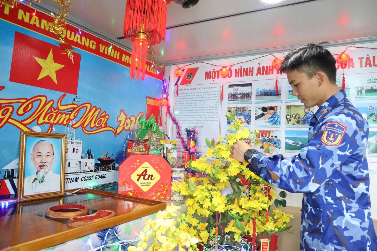 Chiến sĩ trẻ lần đầu trực Tết xa nhà nâng niu cành mai nhỏ được mang từ đất liền.