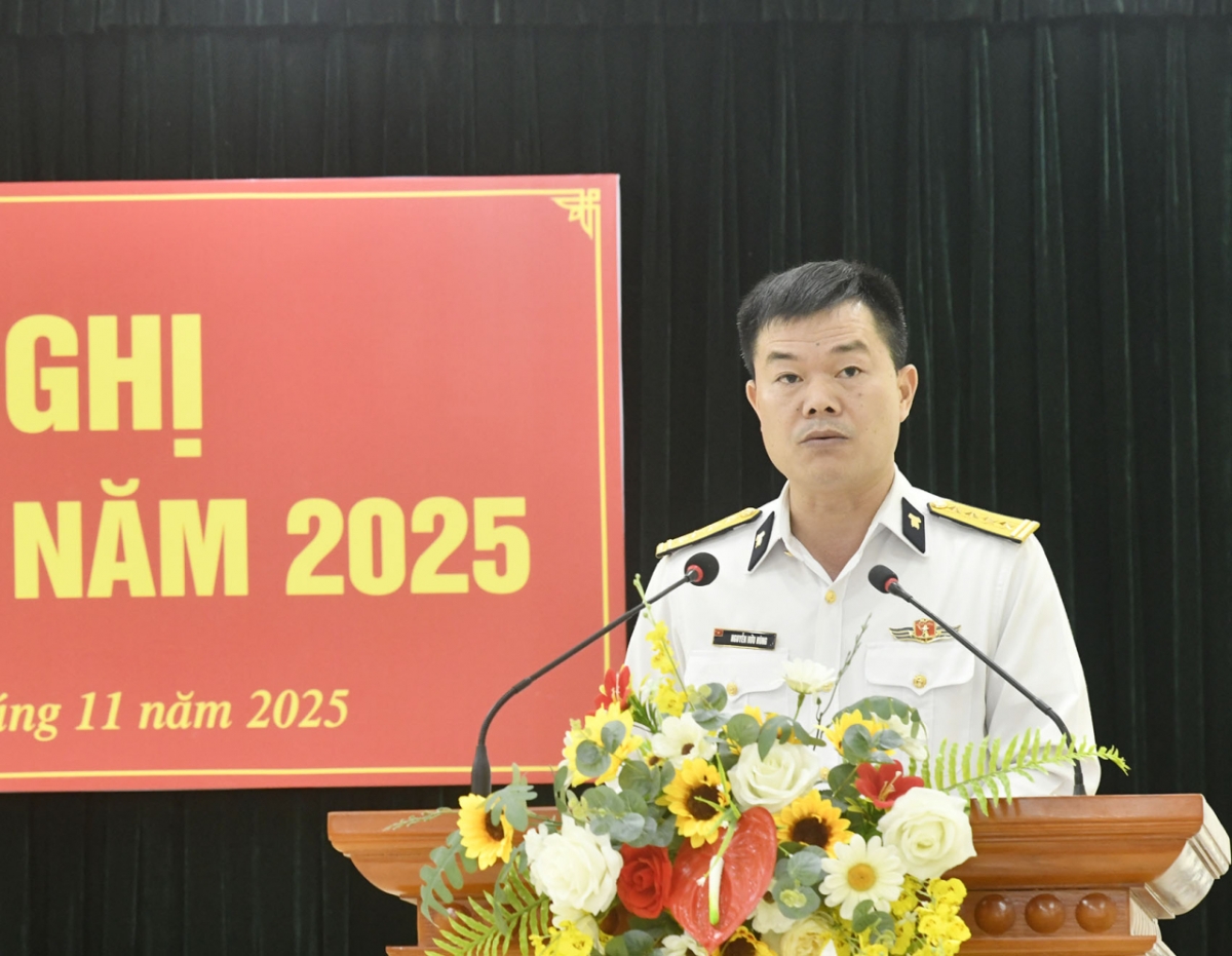 Đại tá Nguyễn Hữu Hùng, Bí thư Đảng ủy, Chính ủy Trung đoàn 351 quán triệt nghị quyết lãnh đạo thực hiện nhiệm vụ năm 2026 (tại Hội nghị Quân chính)