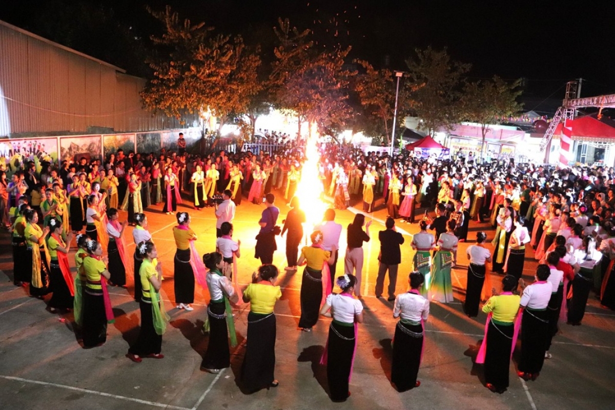 Vòng xòe ngày xuân được đồng bào Thái trắng ở Khổng Lào, tỉnh Lai Châu tổ chức xuyên suốt trong những ngày tết.