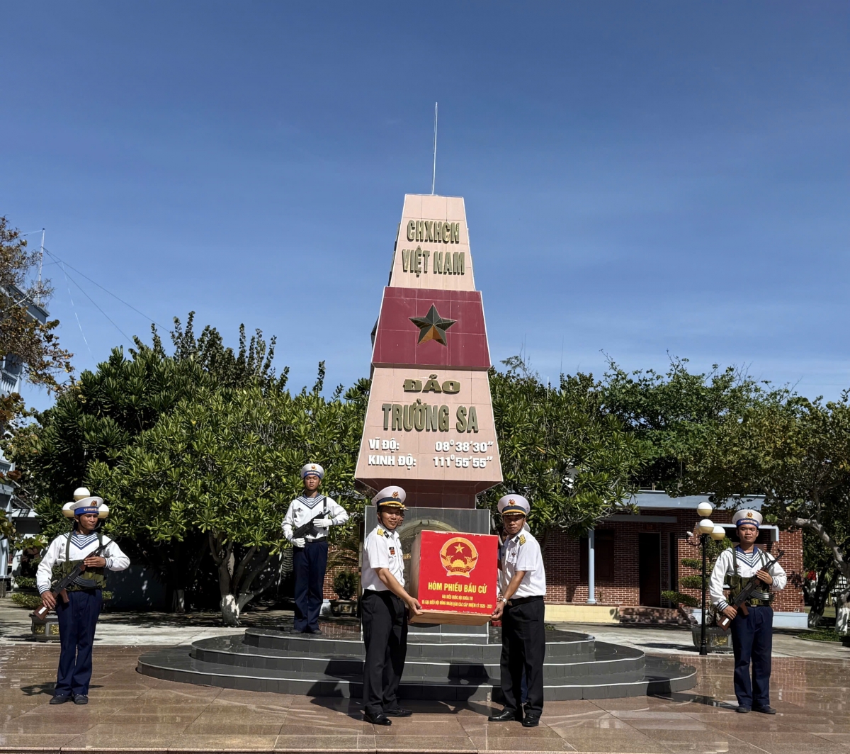 Đảo Trường Sa tiếp nhận bàn giao hòm phiếu từ đoàn công tác