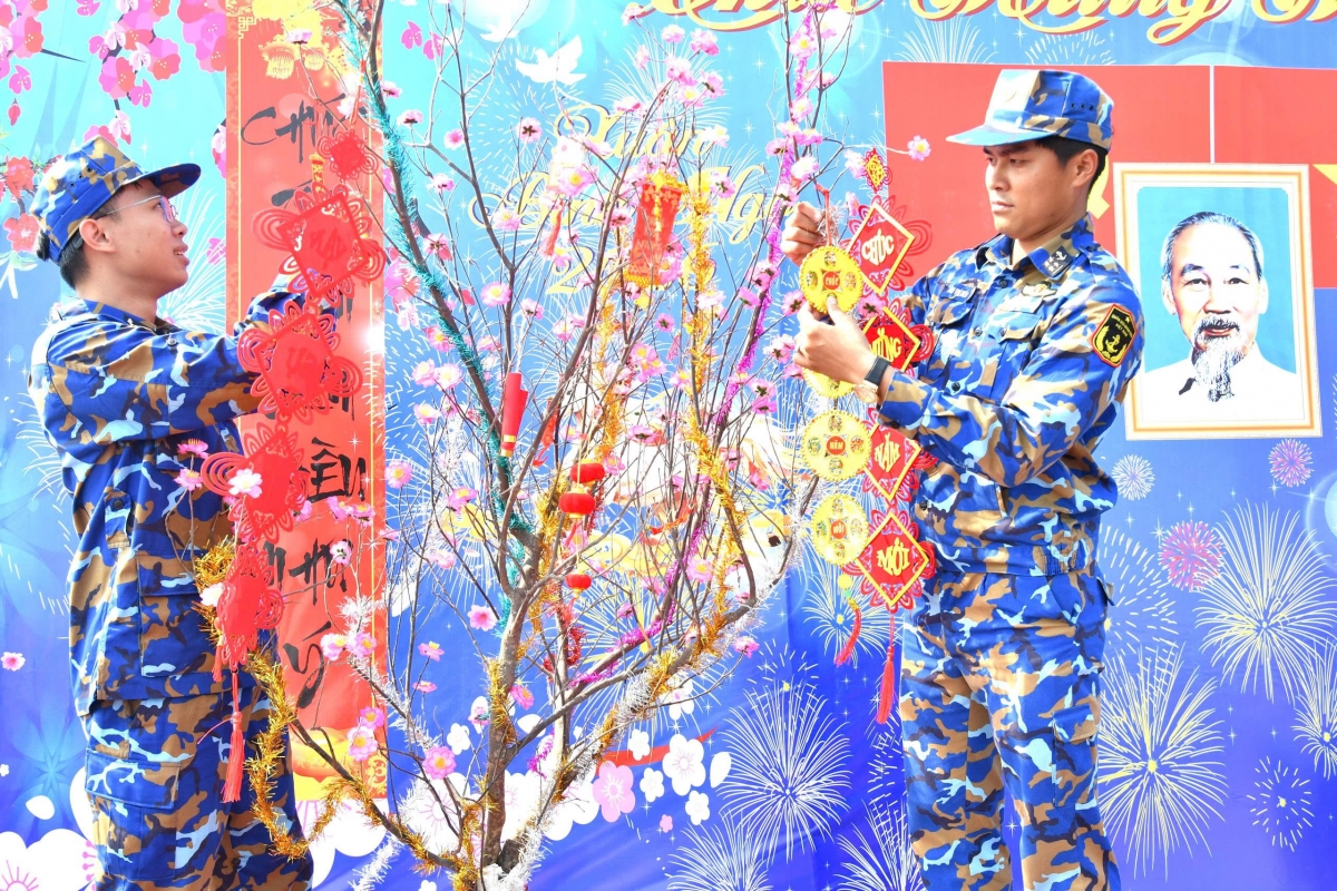 CBCS Tàu 17 trang trí phòng đón Xuân