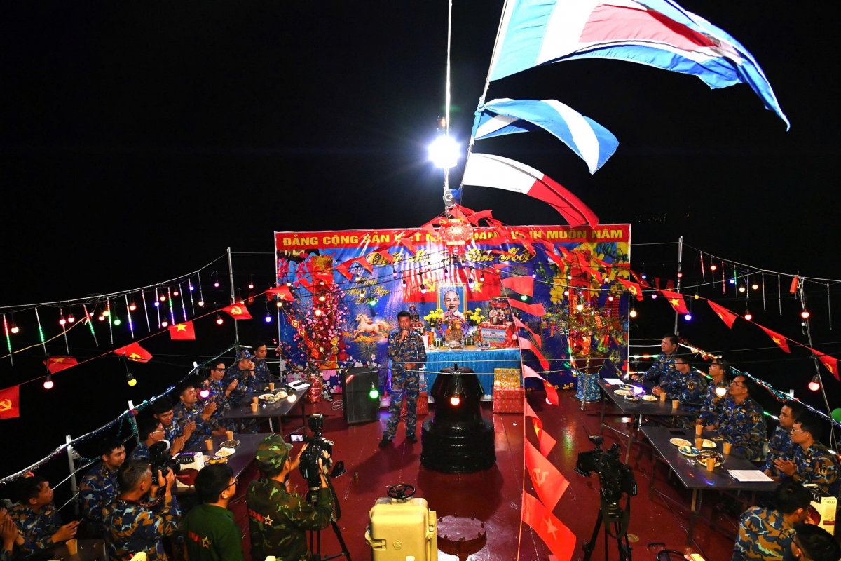 Không khí đón Tết sớm trên tàu 17