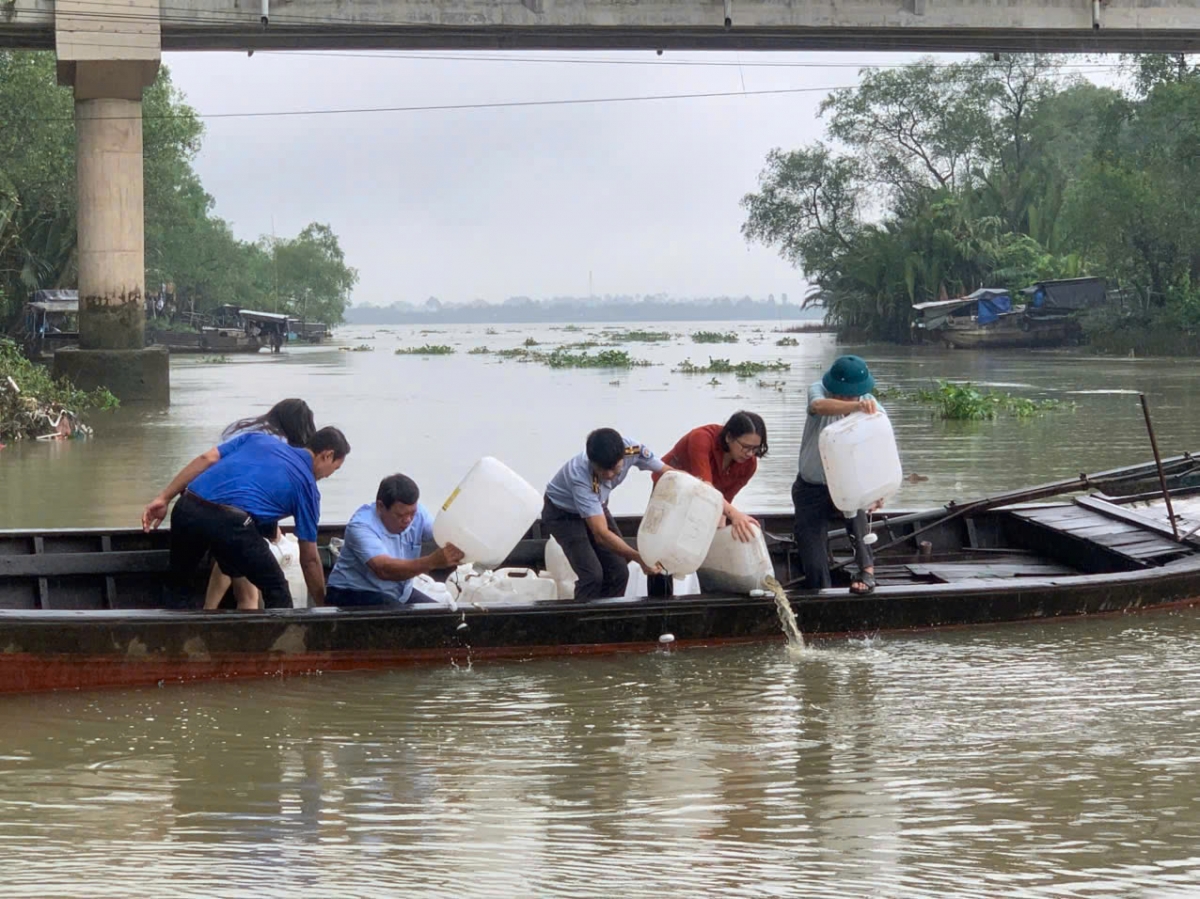 Hoạt động thả cá tái tạo nguồn lợi thủy sản