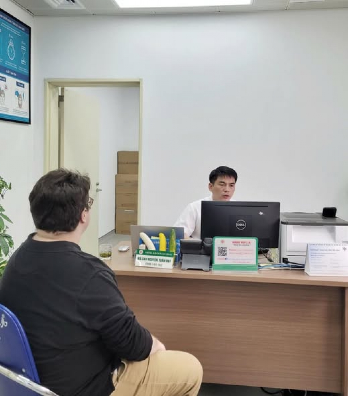 BS Nguyễn Tuấn Đạt khám, tư vấn cho bệnh nhân các bệnh lý nam khoa
