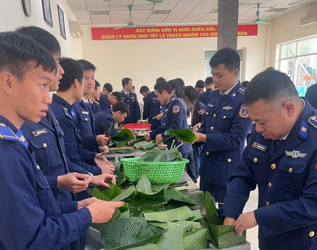 Các đội tham gia thi gói bánh chưng