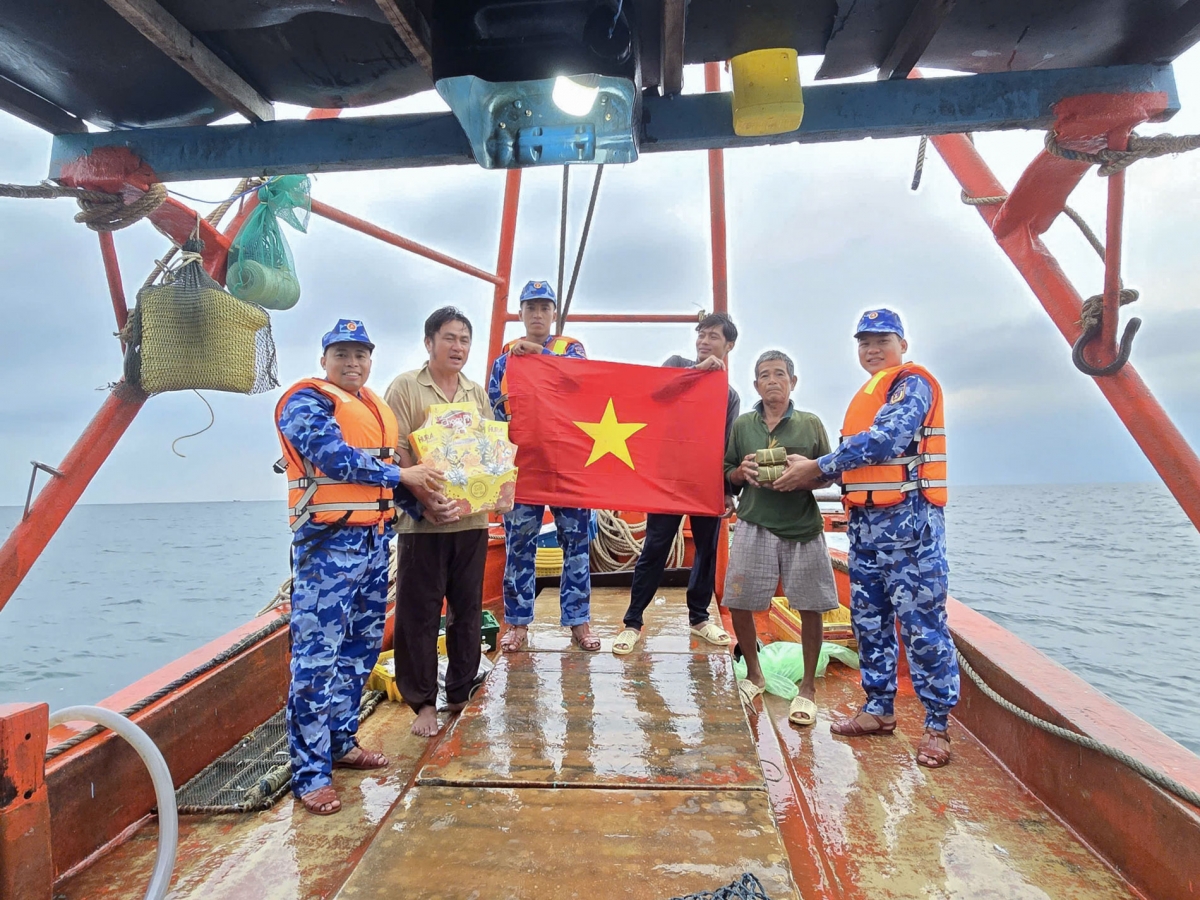 Đồng hành với ngư dân giữa biển trời đang vào xuân