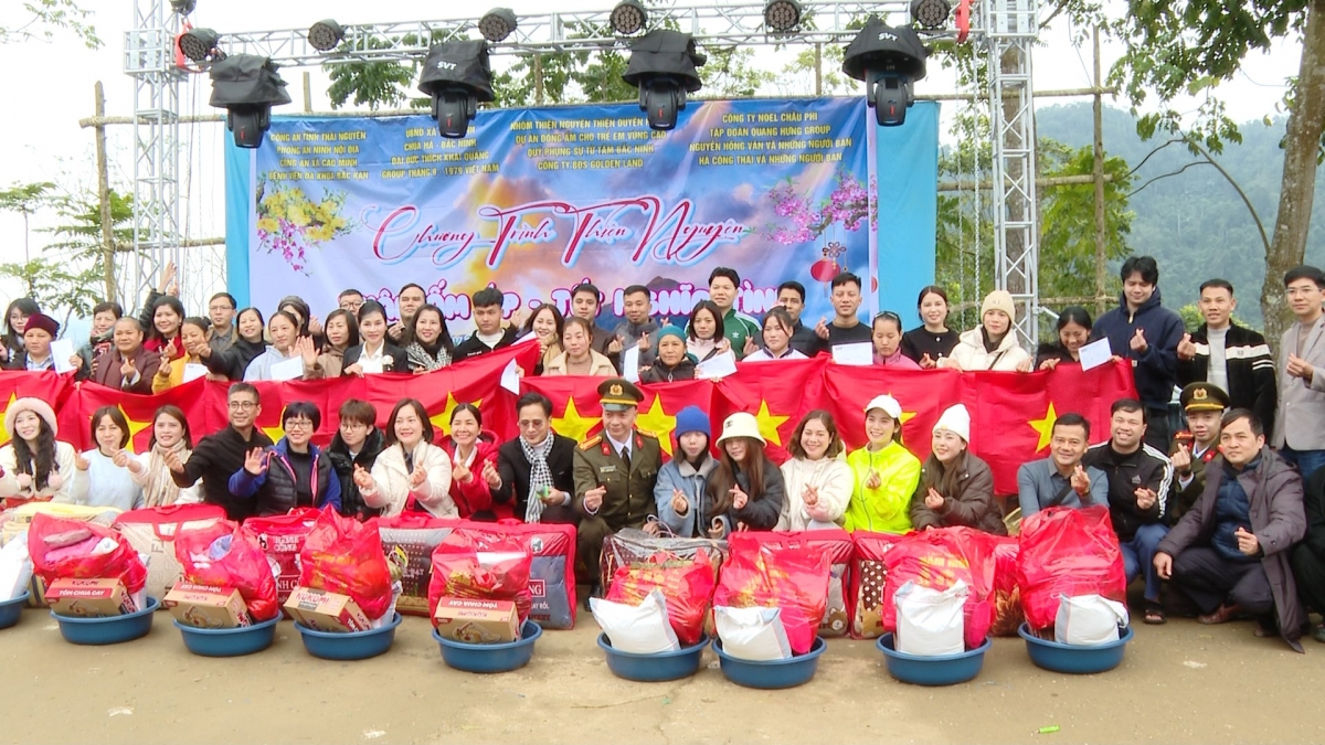 Chương trình thiện nguyện “Xuân ấm áp - Tết nghĩa tình” do Phòng An ninh nội địa, Công an tỉnh Thái Nguyên phối hợp xã Cao Minh và các nhà hảo tâm tổ chức.