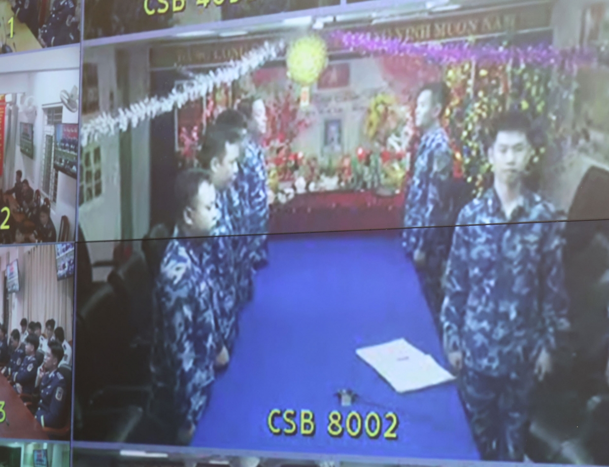 Trung sĩ Lê Văn Quốc - Chiến sĩ pháo tàu tàu CSB 8002 (đứng bên phải trên cùng)  tâm sự