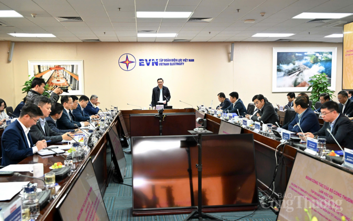 Quyền Bộ trưởng Bộ Công Thương Nguyễn Mạnh Hùng làm việc với NSMO và EVN về công tác đảm bảo điện Tết Nguyên đán Bính Ngọ 2026 (ảnh Công Thương)