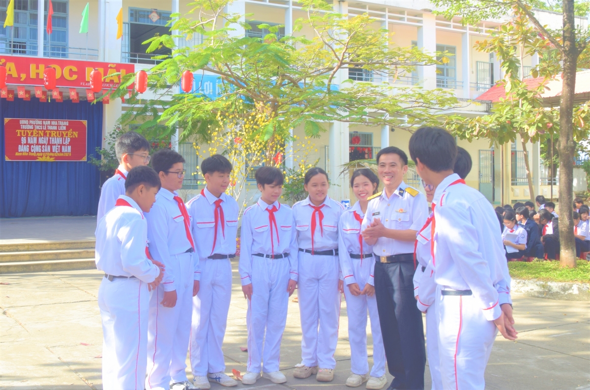 Báo cáo viên Học viện nói chuyện, trao đổi với các học sinh