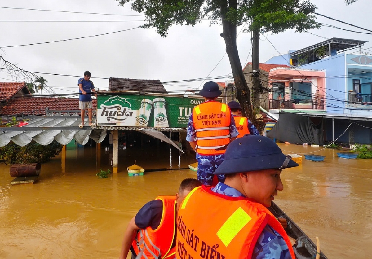Bộ Tư lệnh Vùng Cảnh sát biển 2 giúp đỡ nhân dân vùng lũ lụt. Ảnh: Nam Trung