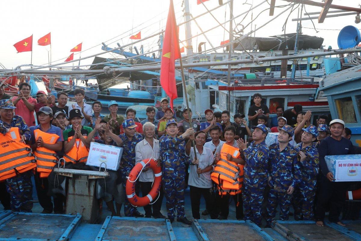 
Tư lệnh Hải quân tặng cờ Tổ quốc cho ngư dân khai thác hải sản ở đặc khu Trường Sa