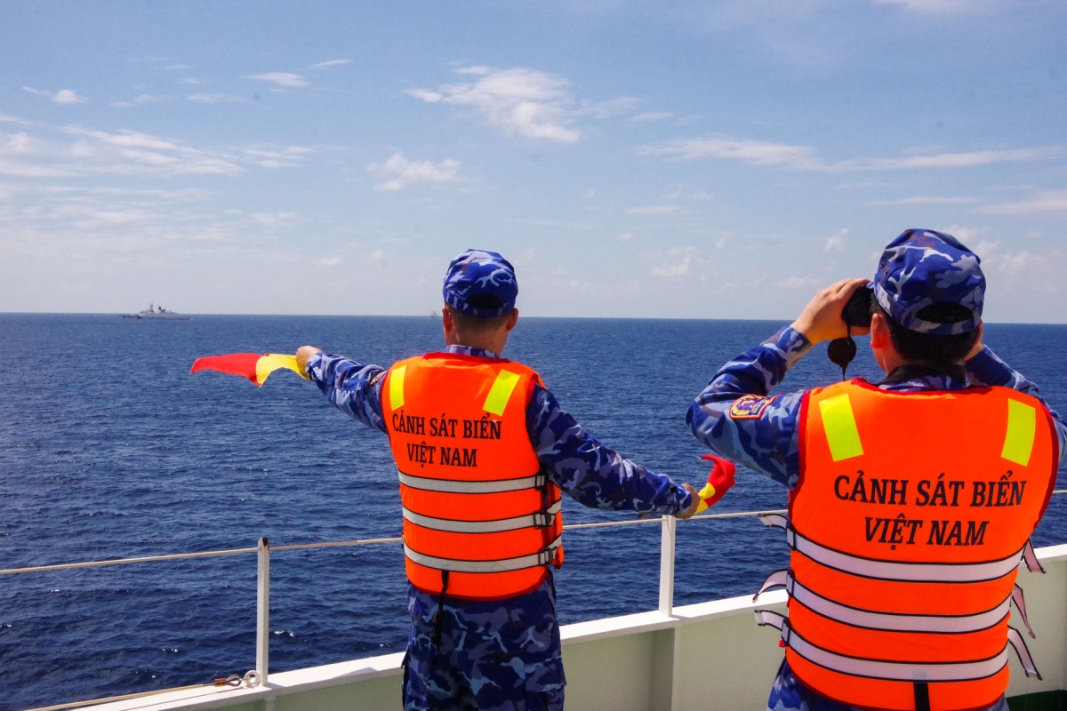 Tàu CSB 8002 duy trì nghiêm trực SSCĐ và thực hiện nhiệm vụ dịp Tết