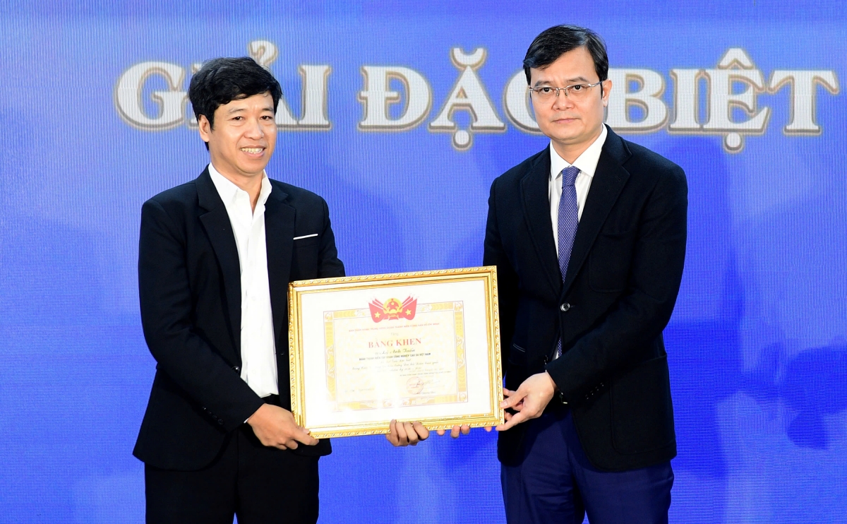 (Đồng chí Bùi  Quang Huy, Bí thư thứ nhất Trung ương Đoàn TNCS Hồ Chí Minh trao giải Đặc biệt cho tác giả Lý Anh Tuấn)