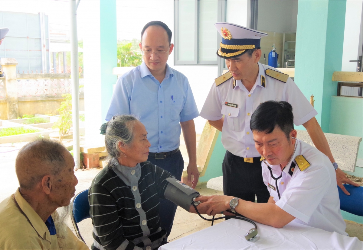 Quân y Học viện Hải quân khám bệnh cho bà con