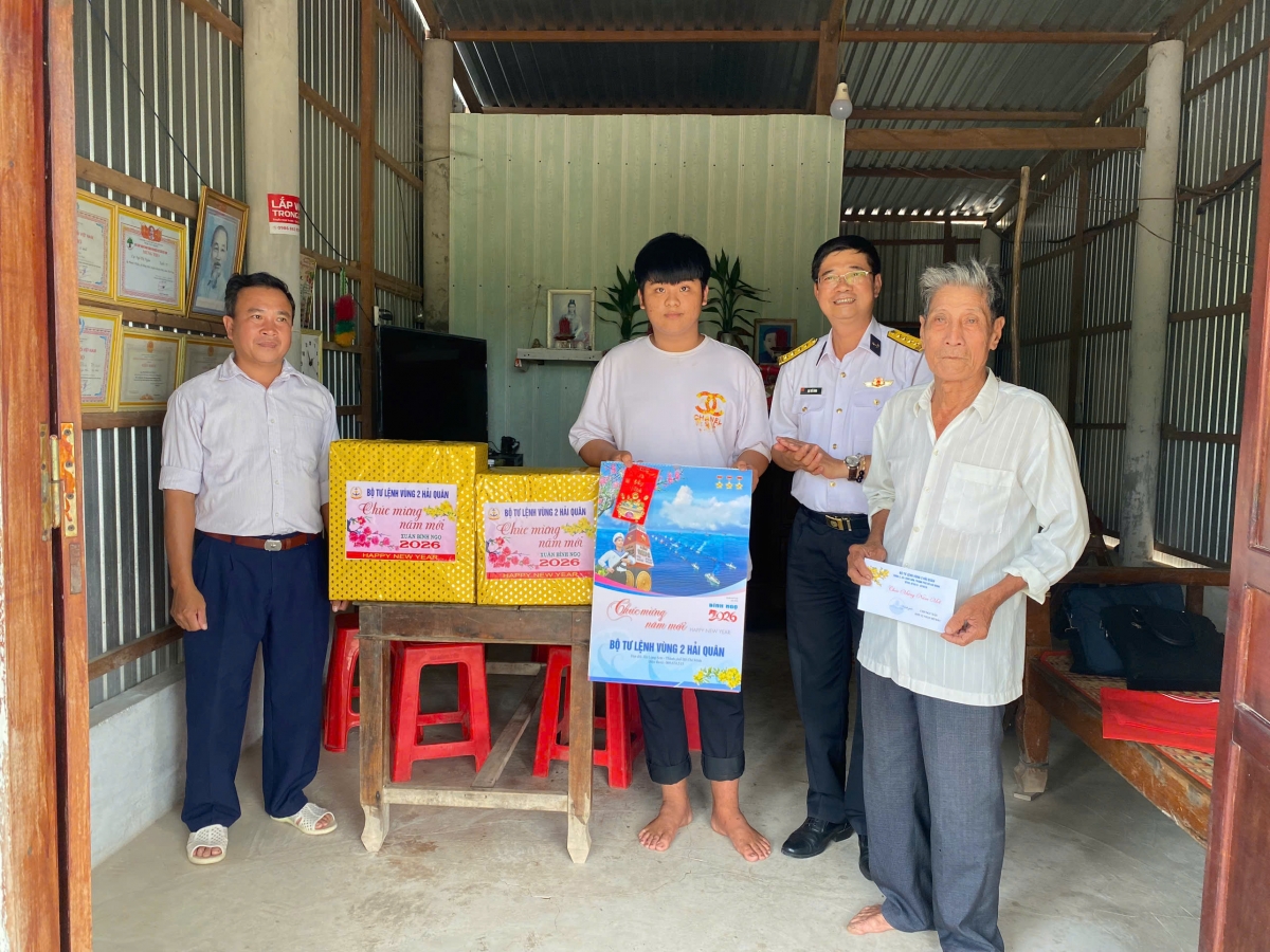 Đoàn trao quà cho cháu Lê Văn Huy, tại Ấp Phước Thiện, xã Đông Hải, tỉnh Vĩnh Long