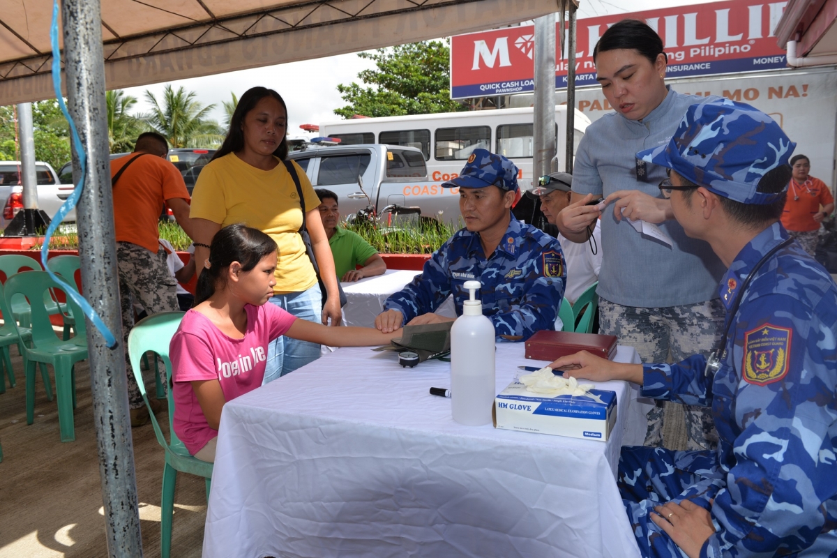 Cảnh sát biển Việt Nam tham gia hỗ trợ, khắc phục hậu quả động đất tại thành phố Cebu, Philippines. Ảnh: Chu Anh