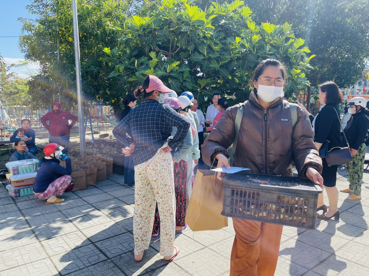 Người dân nhận được cả con giống để phục hồi sản xuất sau thiên tai