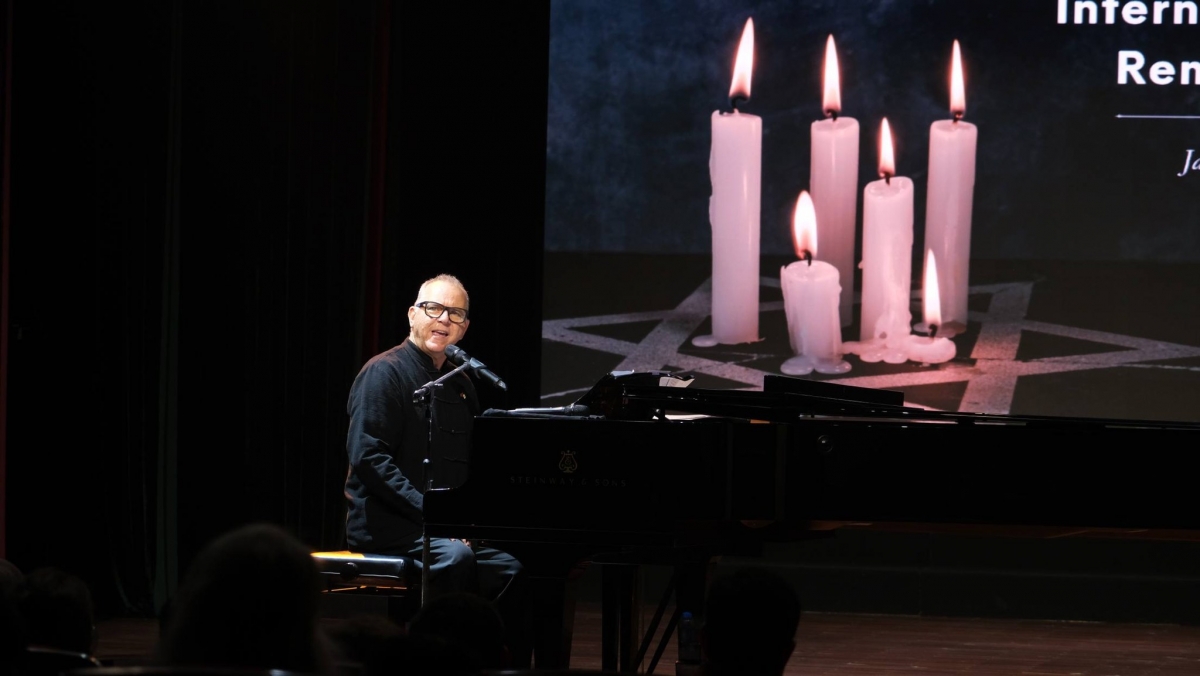 Nghệ sĩ Nir Brand biểu diễn tại Lễ tưởng niệm các nạn nhân Holocaust. Ảnh: Đại sứ quán Israel