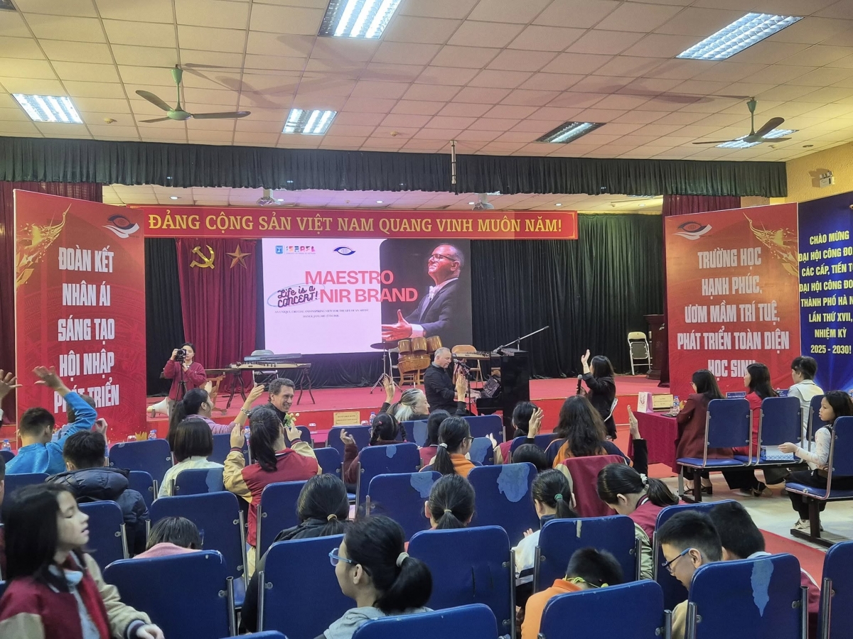 Sự kết nối đến ngay khi Nghệ sĩ Nir Brand bắt đầu buổi biểu diễn. Ảnh: Đại sứ quán Israel