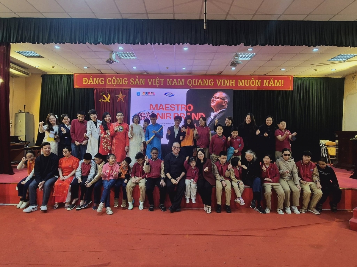 Nghệ sĩ Nir Brand cùng các em học sinh trường Nguyễn Đình Chiểu. Ảnh: Đại sứ quán Israel