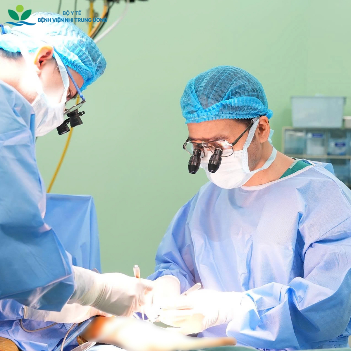 Ngay trước thềm Lễ kỷ niệm, các bác sỹ BV đã tái tạo thành công mắt cá ngoài và khớp cổ chân cho bé gái 8 tuổi mắc ung thư sụn, mở ra hy vọng cho nhiều bệnh nhi