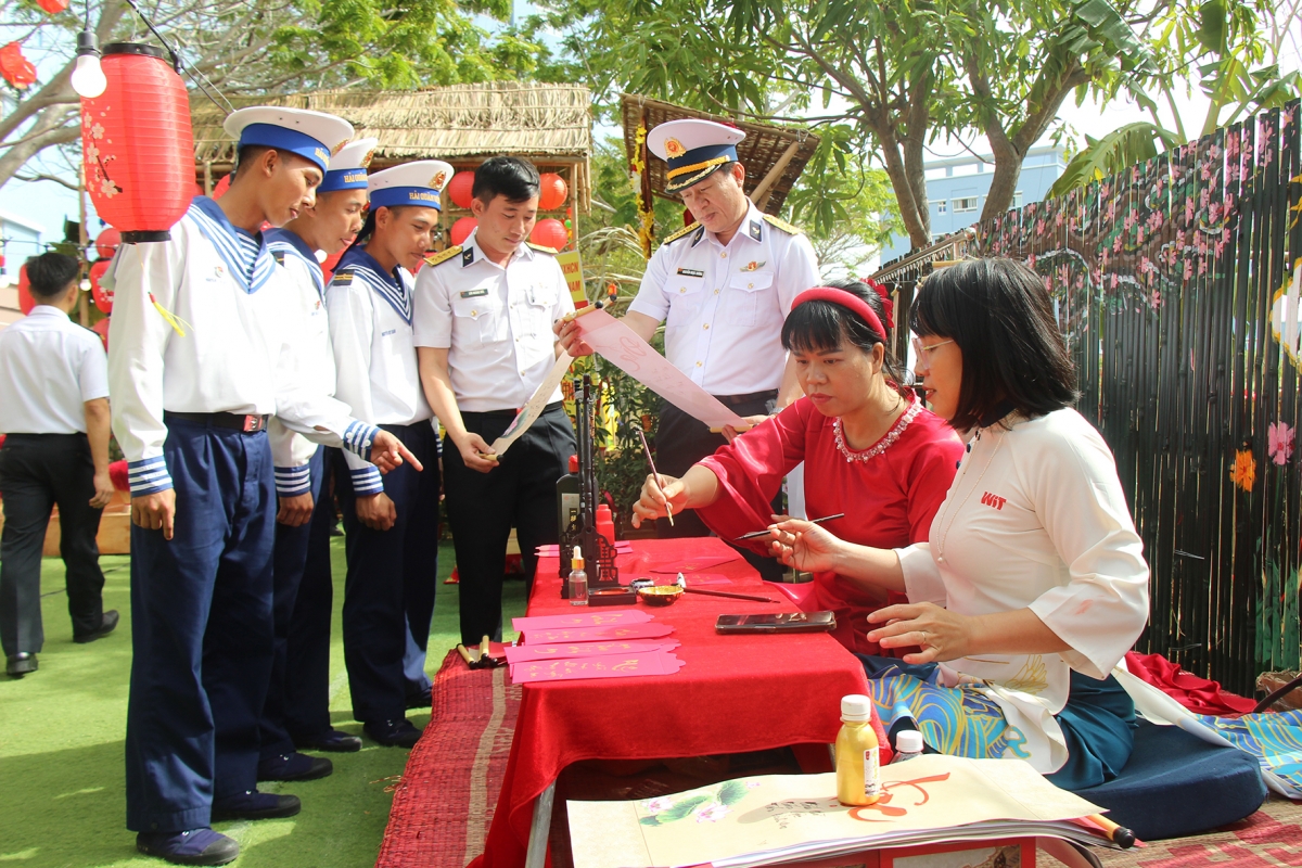 CBCS và người dân trải nghiệm không gian trưng bày Tết xưa