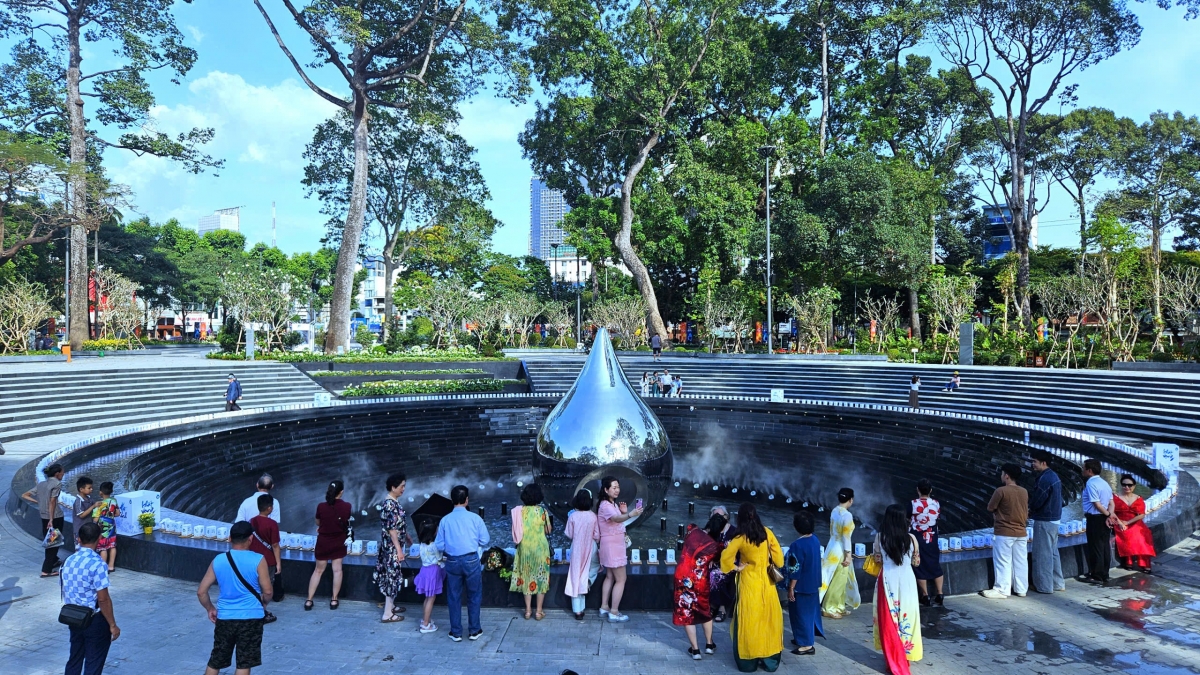 Khoảnh khắc lắng đọng tại Công viên tượng đài tưởng niệm nạn nhân COVID-19 giữa ngày mùng 2 xuân rộn ràng (Ảnh Nguyễn Quang)