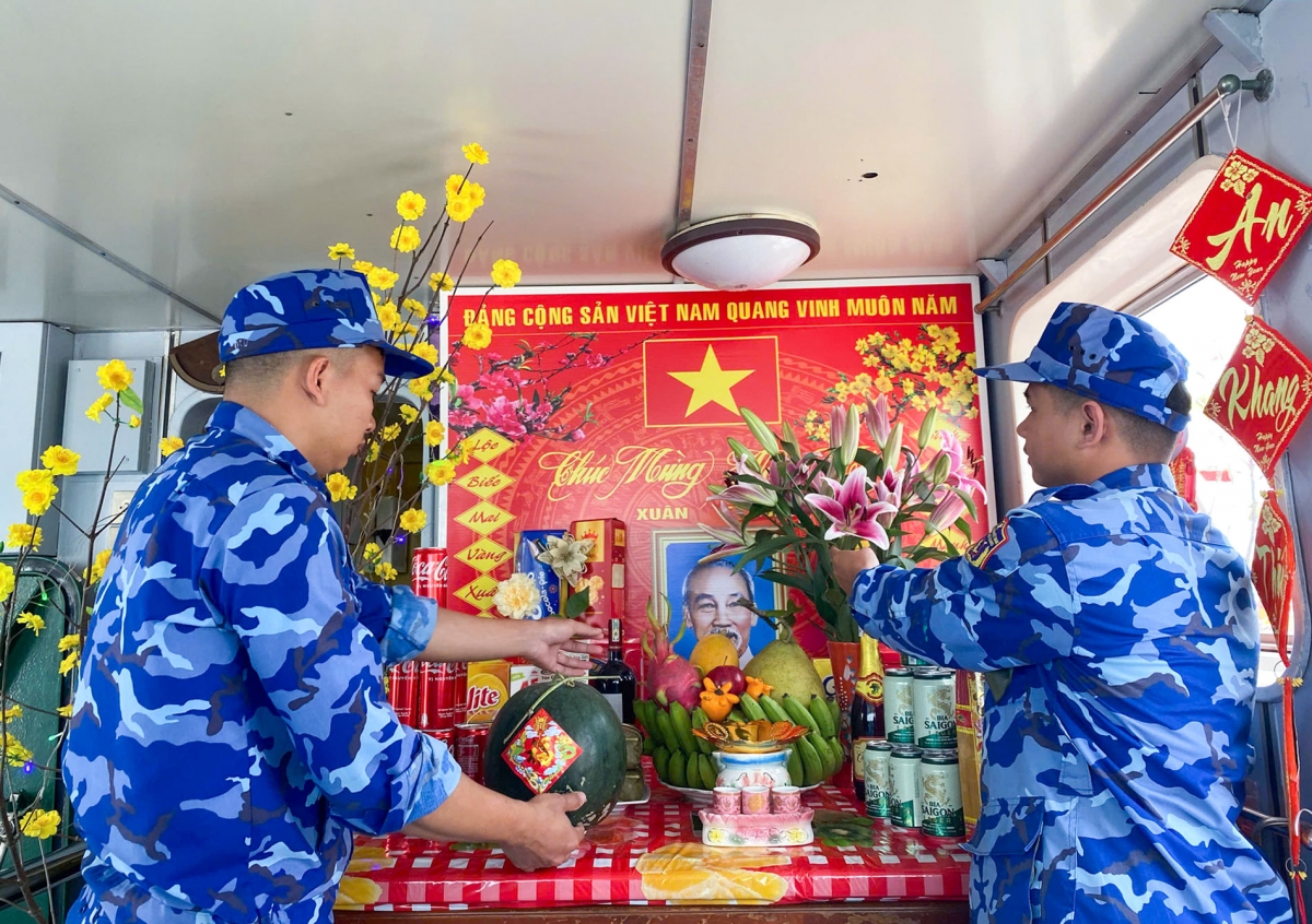 6 Những người lính Cảnh sát biển tranh thủ trang trí phòng đón xuân sau mỗi ca trực