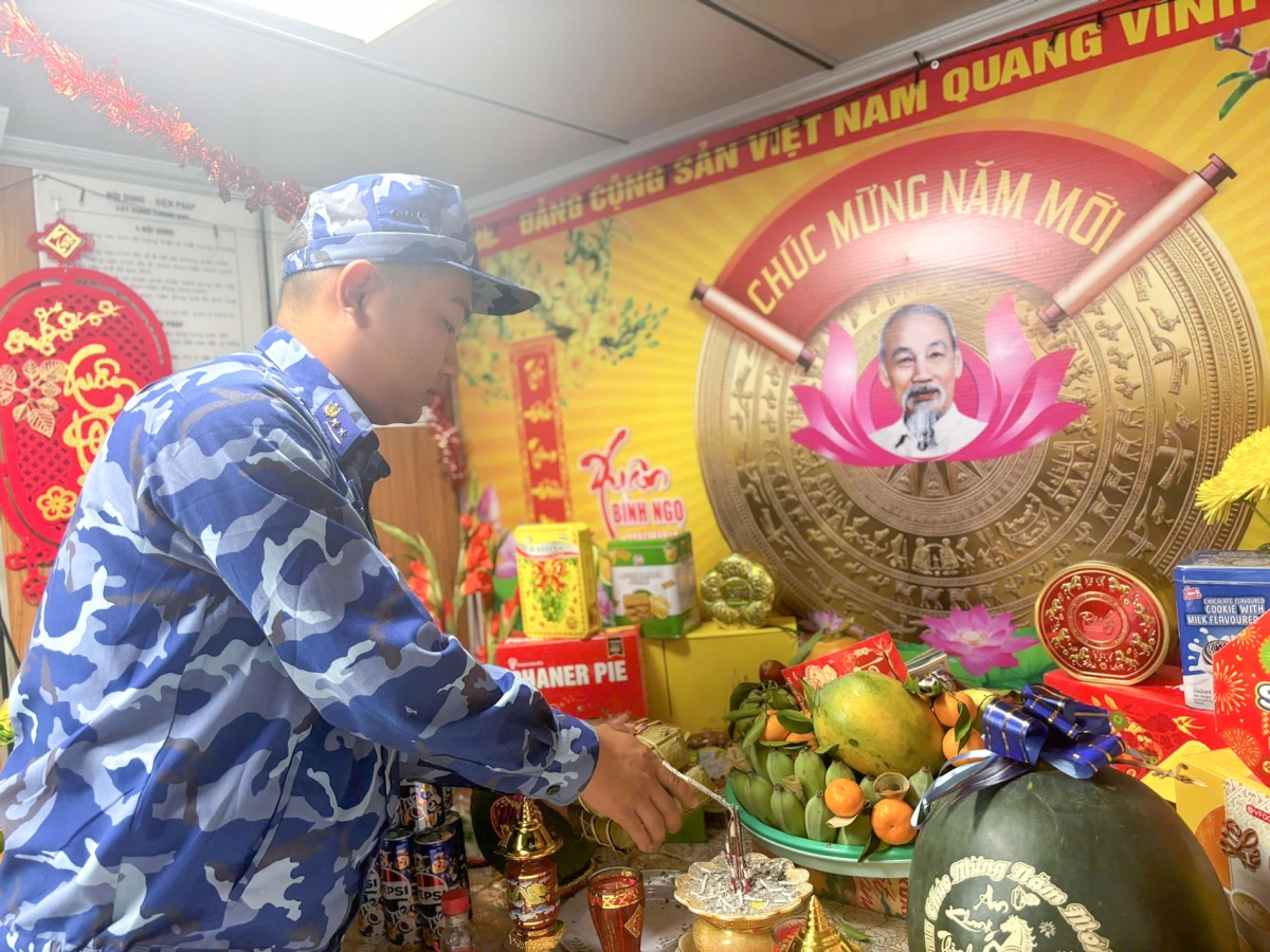 Trung úy QNCN Nguyễn Thành Nam - Nhân viên Hàng hải tàu CSB 4039 nâng niu chiếc bánh chưng hương vị quê nhà