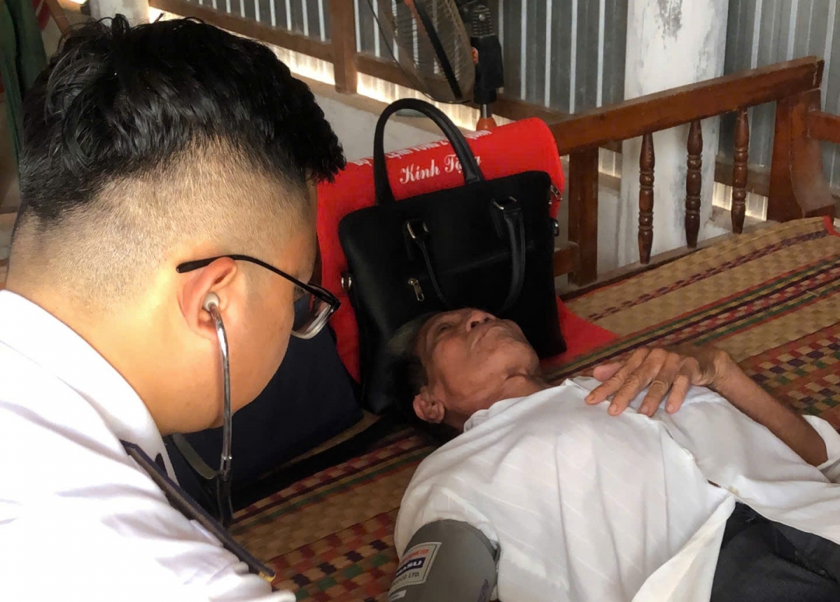 Bác sĩ của Vùng 2 Hải quân khám sức khỏe cho thân nhân gia đình các cháu