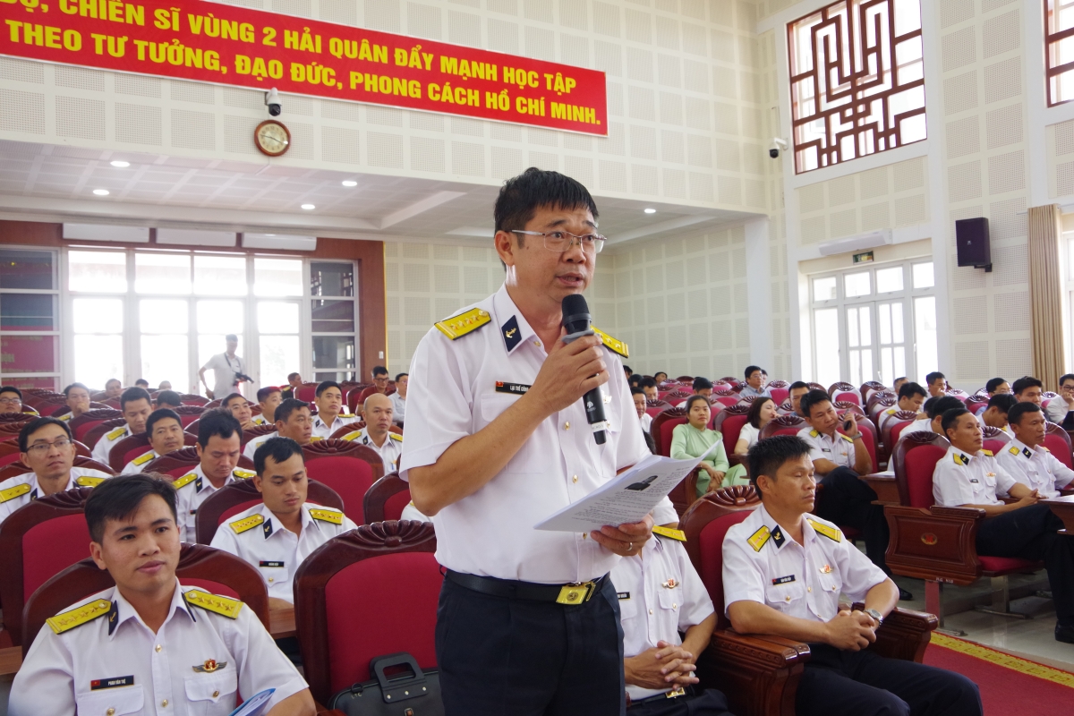 Đại tá Lại Thế Công, cử tri Phòng Chính trị Vùng trao đổi với các ứng viên về chương trình hành động ứng cử