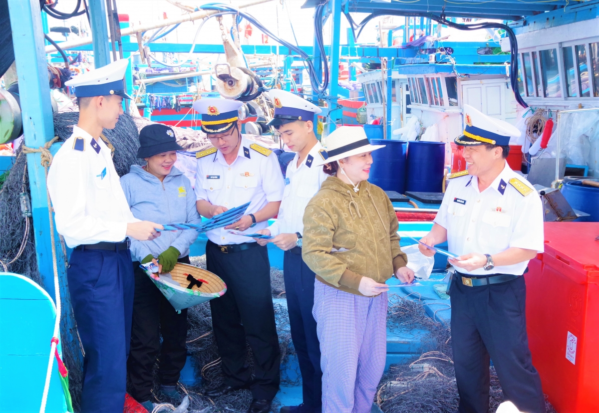 Đoàn công tác Học viện phát tờ rơi tuyển sinh và hướng dẫn ngư dân động viên con em mình thi vào Học viện Hải quân