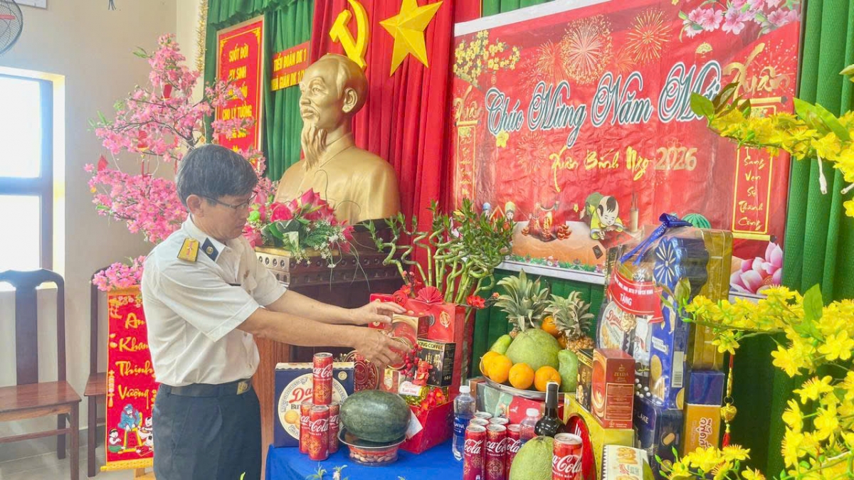 CBCS nhà giàn DK1 trang trí phòng đón Xuân