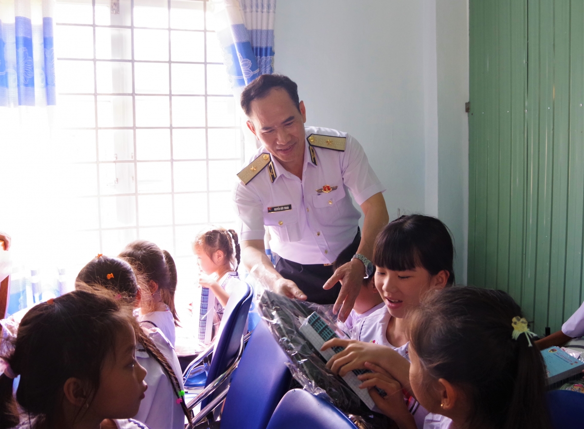 Chuẩn Đô đốc Nguyễn Hữu Thoan tặng cặp và vở cho các em học sinh Trường Tiểu học Nguyễn Viết Xuân, phường Hòa Hiệp, tỉnh Đắk Lắk