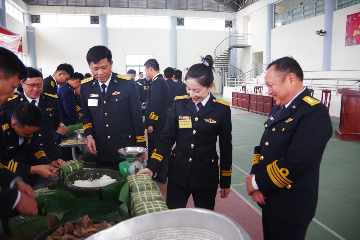 Hội thi bánh chưng xanh được CBCS tham gia sôi nổi