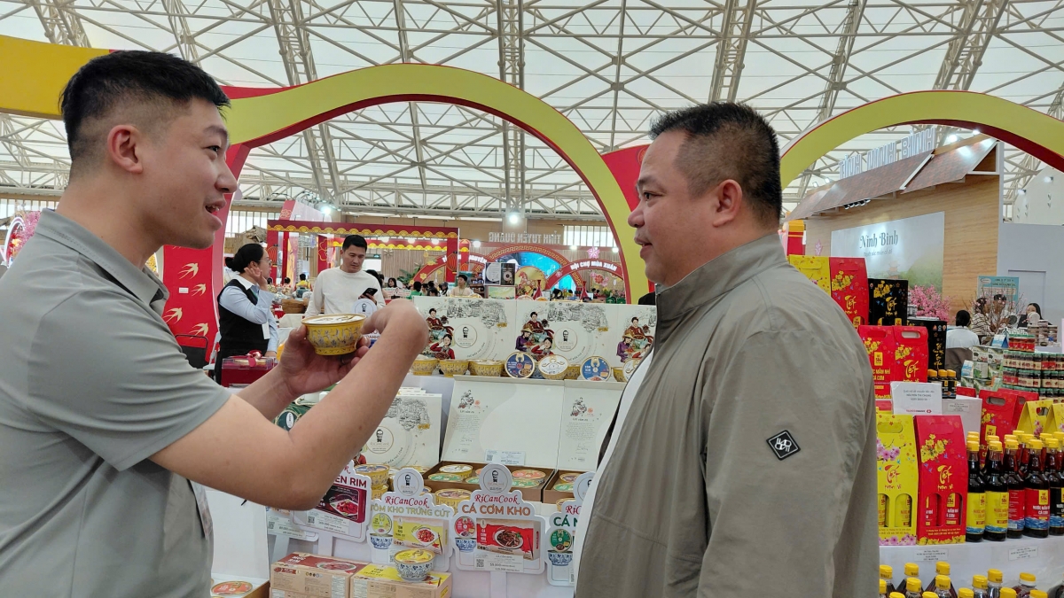 Anh Trần Xuân Thành (Hà Nội) thích thú tìm hiểu sản phẩm