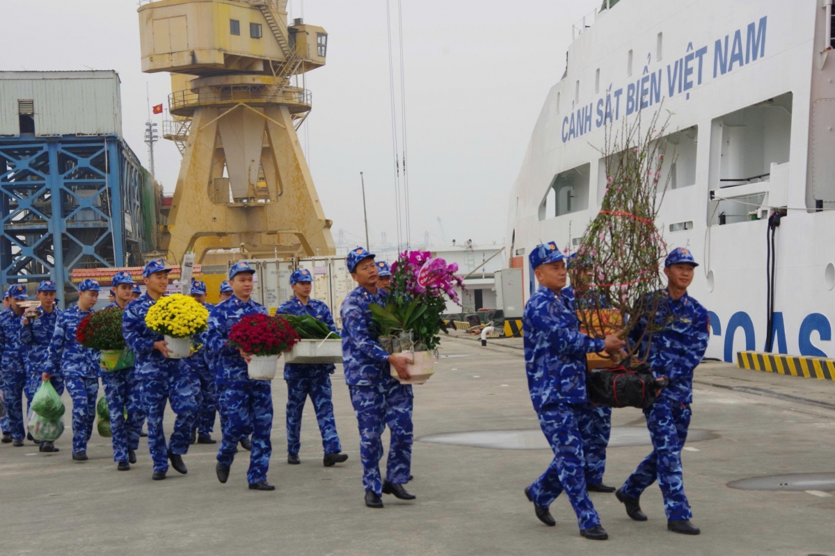 CBCS trực Tết trên biển mang  theo hương vị từ đất liền 