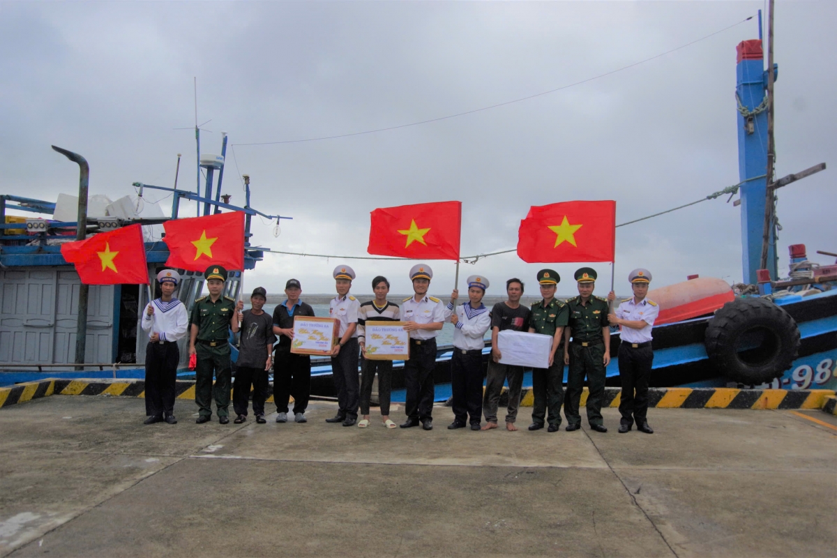 Chỉ huy trưởng đảo Trường Sa tặng cờ Tổ quốc và quà Tết cho ngư dân Gia Lai