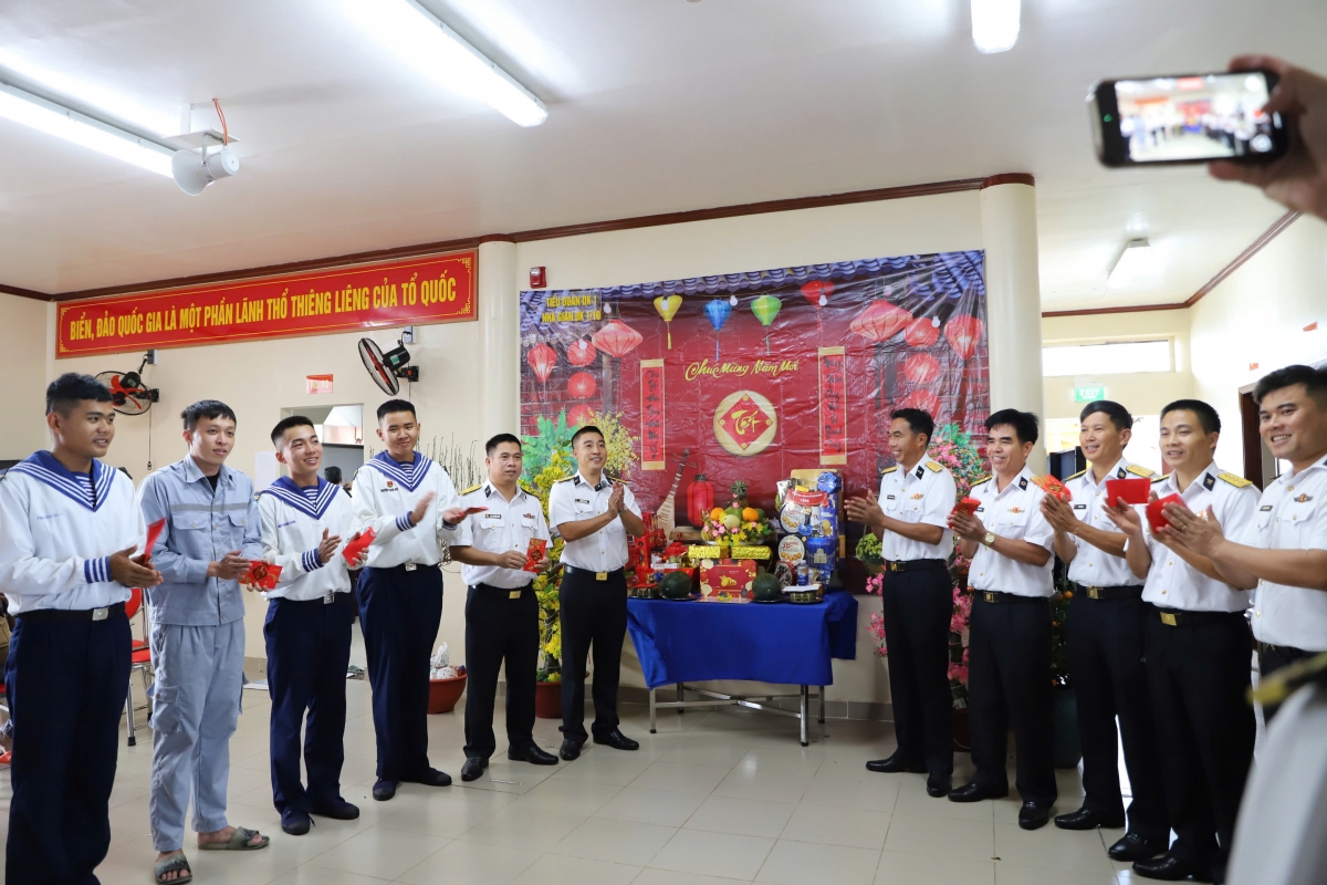 CBCS nhà giàn DK1 đón Tết sớm, gửi lời chúc mừng năm mới về đất liền, hậu phương