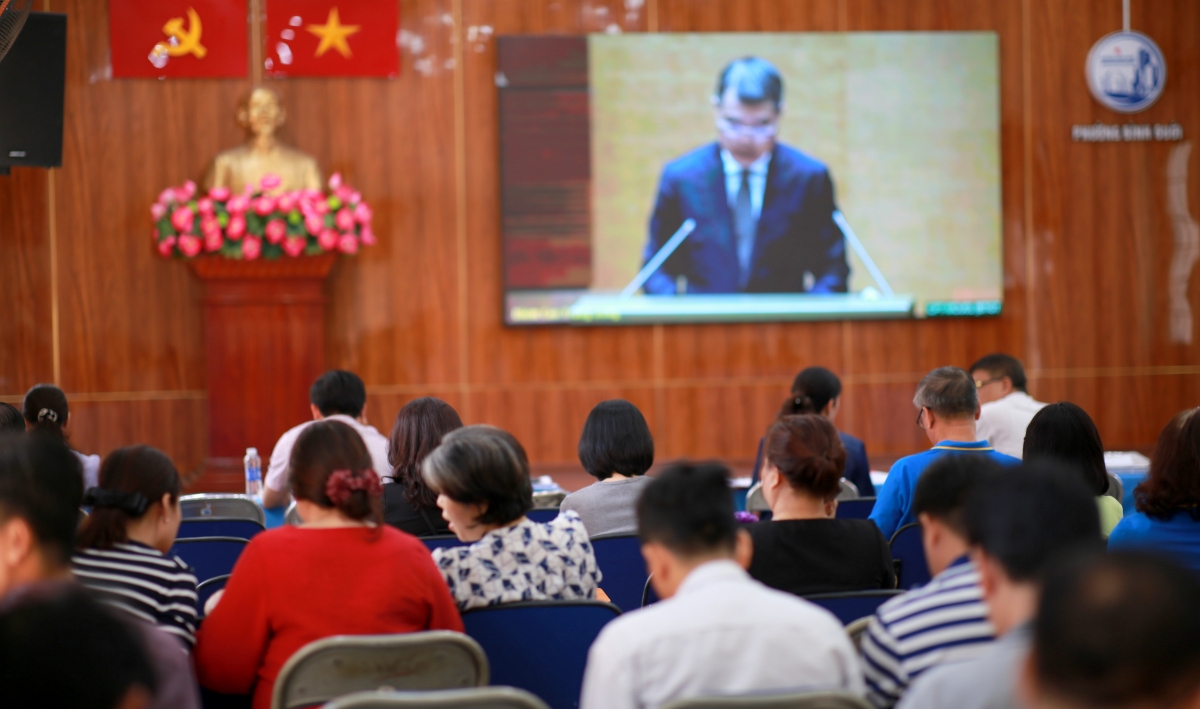 Cử tri phường Bình Qưới (TP.HCM) theo dõi hội nghị