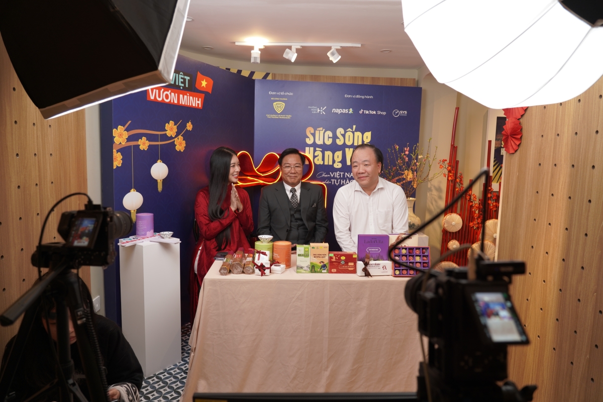 Buổi livestream được tổ chức trực tiếp ngay tại Không gian trưng bày "Sức sống hàng Việt" tại 62 Tràng Tiền, Hà Nội