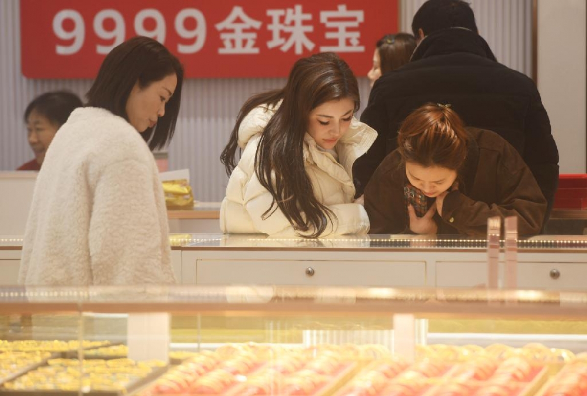 Khách hàng lựa chọn trang sức vàng tại một cửa hàng vàng ở Hàng Châu, tỉnh Chiết Giang, miền Đông Trung Quốc ( Ảnh: Tân Hoa xã)