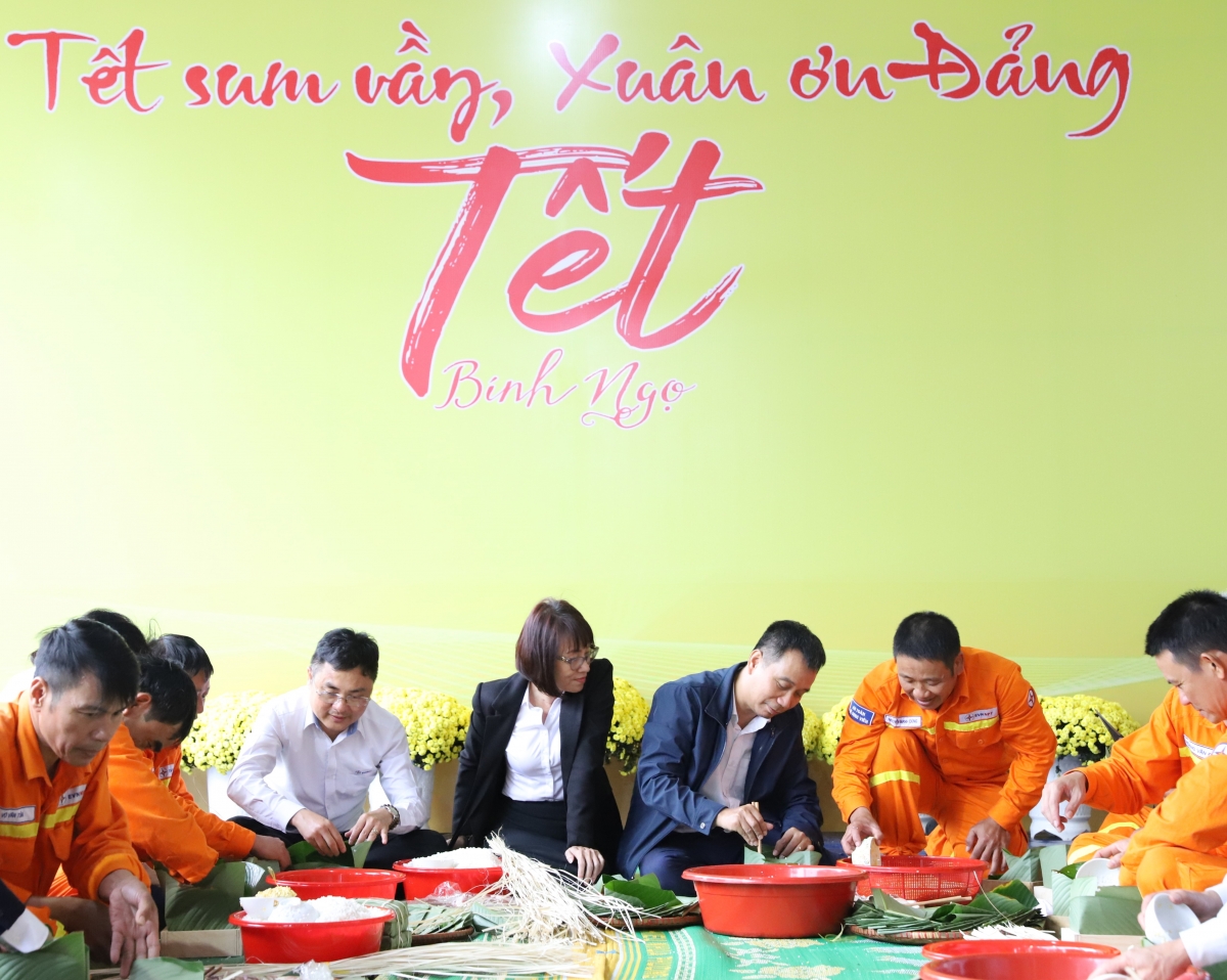 Ông Nguyễn Tuấn Tùng - Chủ tịch HĐTV Tổng Công ty Truyền tải điện Quốc gia (EVNNPT) và ông Nguyễn Công Thắng - Giám đốc Công ty Truyền tải điện 3 (PTC3) chung vui gói bánh chưng đón Tết sớm cùng cán bộ công nhân viên tại Truyền tải điện Đắk Lắk.