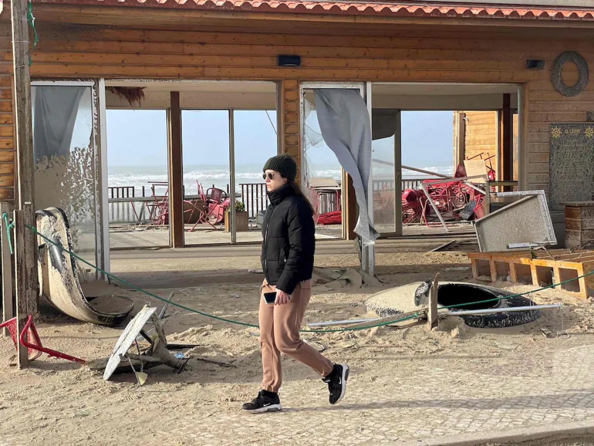 Sức gió kỷ lục của cơn bão Kristin đã quật đổ hơn 5.800 cây xanh, phá hủy nhiều cơ sở hạ tầng công cộng và nhà dân - Ảnh: AFP